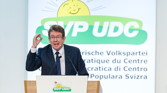 Der Berner SVP-Nationalrat Albert Rösti will zu gegebener Zeit über eine mögliche Bundesratskandidatur entscheiden: Zunächst will er erst einmal das Gespräch mit der Familie und der Partei suchen.