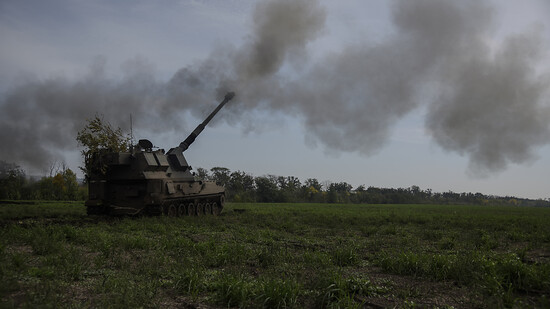 Ein polnisches selbstfahrendes gepanzertes Artilleriegeschütz AHS Krab feuert auf russische Stellungen. Foto: Inna Varenytsia/AP/dpa