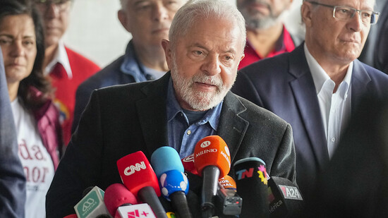 Luiz Inacio Lula da Silva (M), ehemaliger Präsident von Brasilien, der erneut für das Präsidentenamt kandidiert, spricht zu den Medien, nachdem er seine Stimme bei den Präsidentenwahlen abgegeben hat. Foto: Andre Penner/AP/dpa