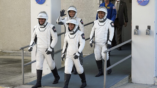dpatopbilder - Die Astronauten der SpaceX-Crew5 Josh Cassada (l-r) aus den USA, Anna Kikina aus Russland, Nicole Mann aus den USA und Koichi Wakata aus Japan verlassen das Operations- und Checkout-Gebäude, bevor sie sich auf den Weg zur Startrampe 39-A…