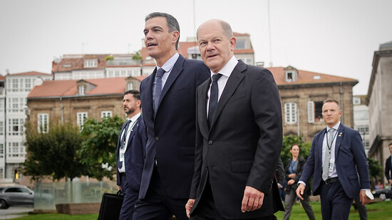 Pedro Sánchez (l), Ministerpräsident von Spanien, empfängt Bundeskanzler Olaf Scholz (SPD) zu den deutsch-spanischen Regierungskonsultationen. Foto: Kay Nietfeld/dpa