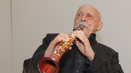 Giora Feidman sagt von sich selbst, er singe durch seine Klarinette. Mit diesem Gesang jüdischer Lieder, den er mit argentinischem Tango verbindet, kommt der 86-Jährige zu seinem 75. Bühnenjubiläum in die Schweiz. (Archivbild)