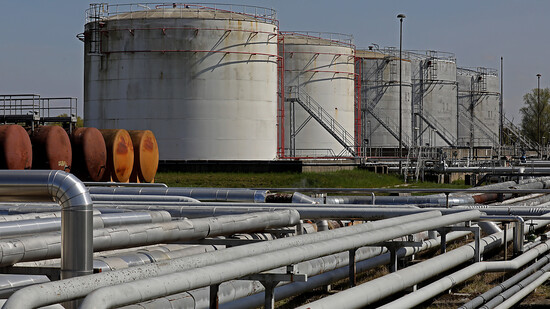 ARCHIV - Leitungen und Tanks im Grosstanklager Ölhafen Rostock an der Ostsee. Die EU-Staaten haben ein achtes Paket mit Sanktionen gegen Russland auf den Weg gebracht. Foto: Bernd Wüstneck/dpa