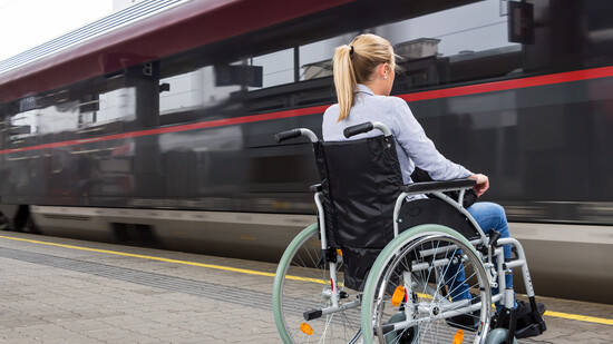 Auch heute können Rollstuhlfahrende oft keinen Zug ohne Mehraufwand besteigen. 