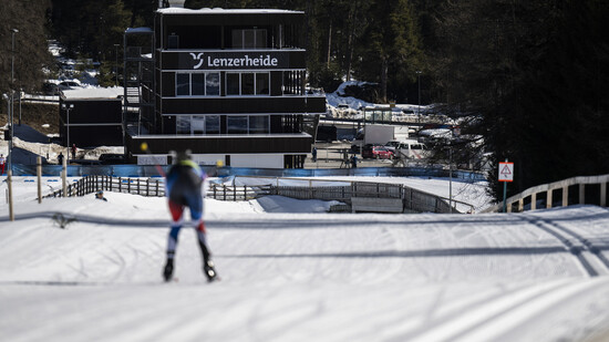 Es geht voran: Ein Biathlet fährt auf die Biathlon-Arena Lenzerheide zu. 