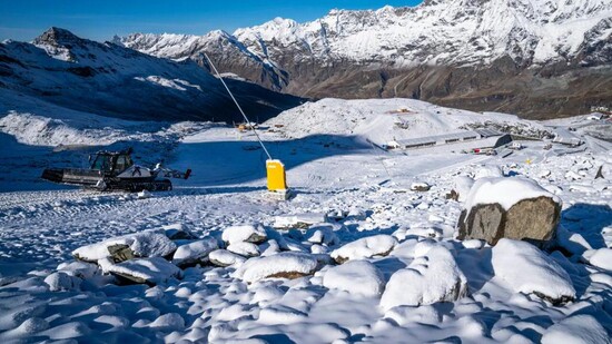 Der Schneemangel, wie hier in Zermatt, stellt die Verantwortlichen des alpinen Ski-Weltcup derzeit vor grosse Probleme
