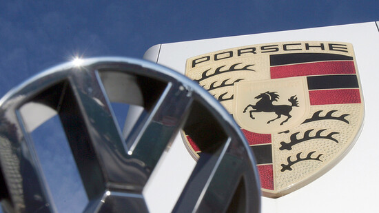 Der Sportwagenbauer Porsche kann einen unangenehmen US-Rechtsstreit um angeblich irreführende Angaben zum Kraftstoffverbrauch Hunderttausender Autos abhaken. Der zuständige Richter Charles Breyer stimmte einem Vergleich mit US-Klägern am Mittwoch …