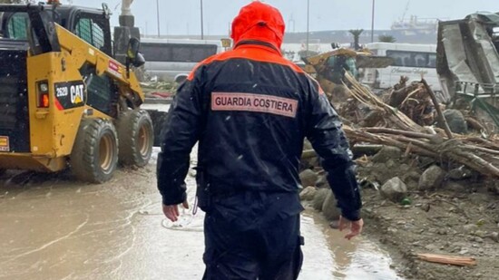 ARCHIV - Ein Mitglied der Küstenwache läuft auf Ischia durch Wasser und beschädigte Infrastruktur. Foto: --/Guardia Costiera/dpa - ACHTUNG: Nur zur redaktionellen Verwendung im Zusammenhang mit der aktuellen Berichterstattung und nur mit vollständiger…
