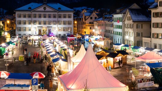 Lichter bringen weihnachtliche Stimme: Die Stände am Weihnachtsmarkt sind ab Freitag geöffnet.