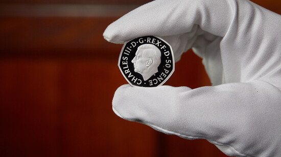 In Grossbritannien kommen in diesen Tagen die ersten Münzen mit dem Porträt von Charles III. in Umlauf. (Archivbild)