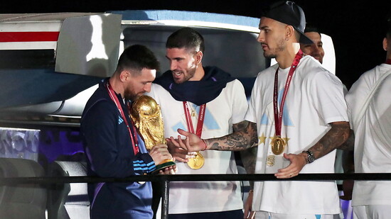 Lionel Messi (links mit Pokal) und seine Teamkollegen sind in Buenos Aires angekommen