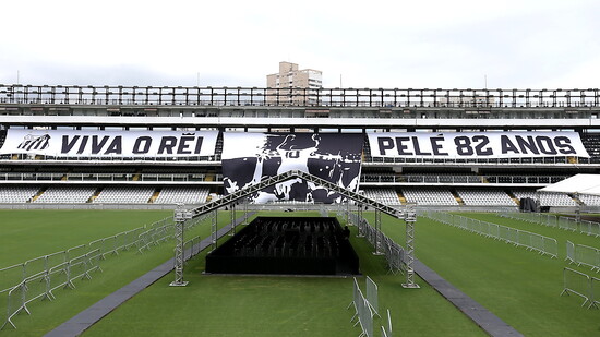 In der Mitte des Stadions seines ehemaligen Vereins FC Santos wird Pelés Leichnam für eine Totenwache aufgebahrt
