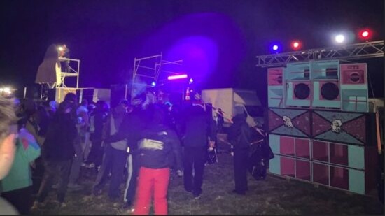 An der illegalen Raveparty zu Silvester auf einer Waldlichtung in Bulle FR nahmen laut Polizei mehrere Hundert Menschen aus dem In- und Ausland teil.