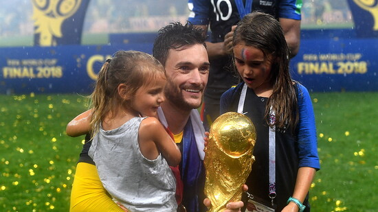 Hugo Lloris' Sternstunde in der französischen Nationalmannschaft: In Moskau gewann der Goalie (im Bild mit seinen zwei Töchtern) als Captain den WM-Titel