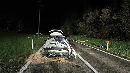 Ein Bild der Zerstörung: Ein Baum fiel in Hermetschwil-Staffeln AG auf drei Fahrzeuge. Wie durch ein Wunder wurde niemand verletzt.