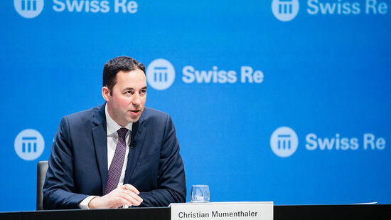 Die Swiss Re unter ihrem Chef Christian Mumenthaler passt ihre Organisationsstruktur an und spaltet die grösste Sparte Rückversicherung in zwei Teile auf. (Archivbild)