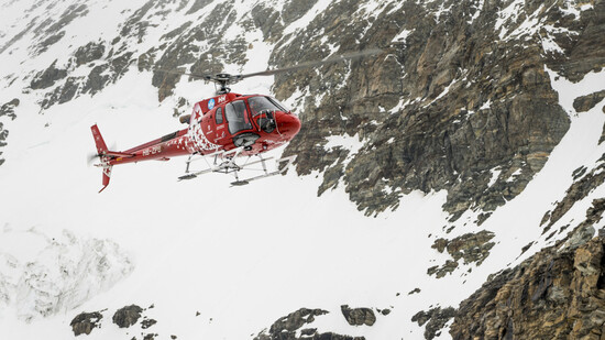 Bei einem Suchflug mit einem Helikopter der Air Zermatt wurde die Leiche des vermissten Mannes in steilem Gelände lokalisiert. (Archivbild)