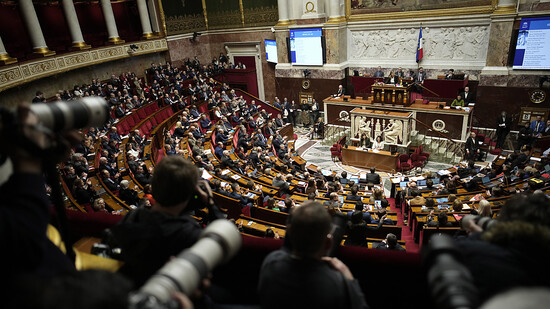Das Plenum der Nationalversammlung beginnt in Paris die Prüfung des umstrittenen Gesetzesvorhaben für eine Rentenreform. Foto: Christophe Ena/AP/dpa