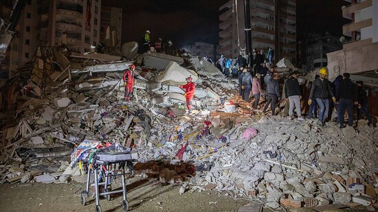 Rettungskräfte suchen nach Überlebenden in den Trümmern von Gebäuden. Foto: Tolga Ildun/ZUMA Press Wire/dpa