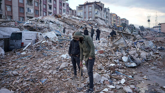 Zivilisten versuchen, in den Trümmern nach Überlebenden des Erdbebens zu suchen. Rettungskräfte suchen weiterhin nach Überlebenden in den Trümmern tausender Gebäude, die durch ein starkes Erdbeben und mehrere Nachbeben, die die Osttürkei und das…