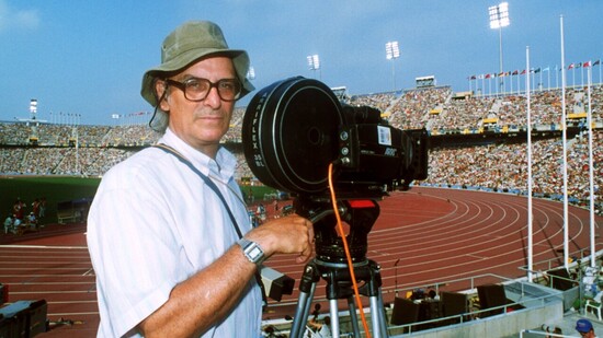ARCHIV - Der spanische Regisseur Carlos Saura, aufgenommen bei Dreharbeiten zu seinem Olympia-Film «Marathon, die Flamme des Friedens». Carlos Saura ist im Alter von 91 Jahren in Madrid gestorben. Foto: -/dpa
