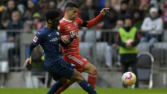 Saidy Janko im Duell mit Bayerns João Cancelo bei der 0:3-Niederlage von Bochum