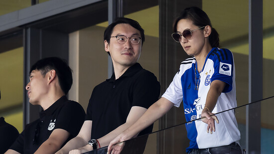 Sky Sun sieht sich neben der Besitzerin Jenny Wang ein Heimspiel der Grasshoppers im Juli 2022 an