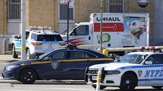 Die New Yorker Polizei hat einen Mann festgenommen, der in Brooklyn mehrere Fußgänger mit einem Transporter überfahren haben soll. Foto: John Minchillo/AP/dpa