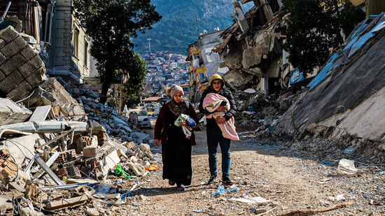 dpatopbilder - Eine Frau und ein junger Mann gehen durch die Trümmer im türkischen Hatay. Foto: Murat Kocabas/SOPA Images via ZUMA Press Wire/dpa