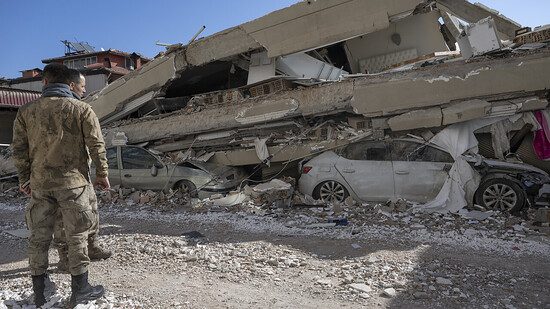 Mehr als eine Woche nach den verheerenden Beben in der Türkei und in Syrien ist die Hoffnung gering, noch weitere Überlebende unter den Trümmern zu finden. Foto: Boris Roessler/dpa