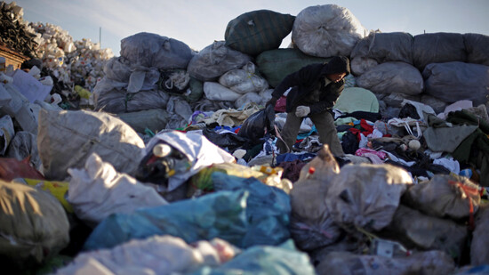 Berge von entsorgten Kleidern auf einer Müllhalde in China. Die Modekette H&M hat jetzt zusammen mit dem deutschen Recycling-Konzern Remondis ein Joint Venture gegründet, um Textilien wiederzuverwerten. (Symbolbild)