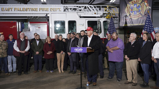 Ex-US-Präsident Donald Trump bei seinem Besuch der Feuerwehr von East Palestine, wo Anfang Februar ein mit Chemikalien beladener Güterzug entgleiste. Foto: Matt Freed/AP/dpa