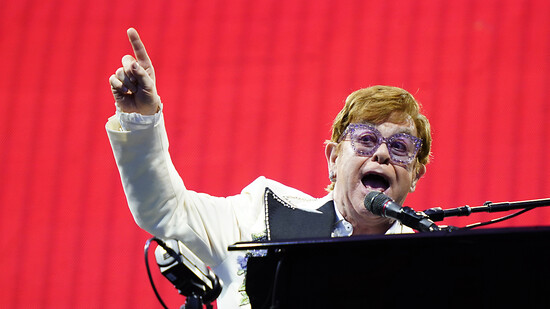 ARCHIV - Elton John tritt während seiner "Farewell Yellow Brick Road"-Tour 2022, im Citizens Bank Park in Philadelphia auf. Zum Jahrestag des russischen Angriffskriegs hat Popstar Elton John seine Unterstützung von HIV-Infizierten in der Ukraine erneuert…