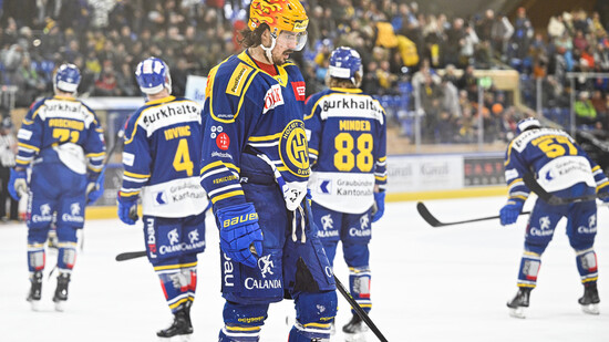 Der Davoser Matej Stransky schaut nach der Niederlage beim Eishockey Spiel der National League zwischen dem HC Davos und dem HC Ambri-Piotta  enttäuscht aufs Eis.