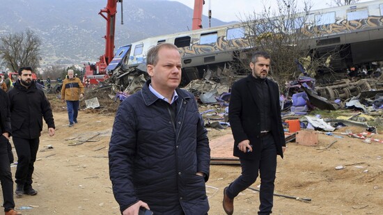 Griechenlands Verkehrsminister Kostas Karamanlis (M) besucht den Ort der Zugkollision in der Nähe der Stadt Larisa. Foto: George Kidonas/InTime News/AP/dpa