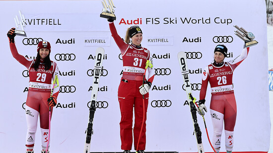 Dreimal Österreich: Nina Ortlieb wird auf dem Siegertreppchen von Stephanie Venier (links) und Franziska Gritsch (rechts) flankiert