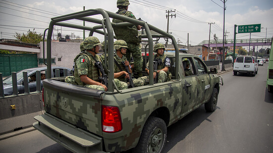ARCHIV - Ein Konvoi patrouilliert eine Hauptstraßen in der mexikanischen Hauptstadt. Foto: Jair Cabrera Torres/dpa