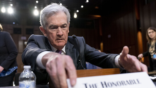 US-Notenbank-Chef Jerome Powell hält nach einer Verringerung des Zinserhöhungstempos künftig wieder grössere Zinsschritte für möglich. Dies erklärte Powell am Dienstag vor einem Senatsausschuss in Washington.