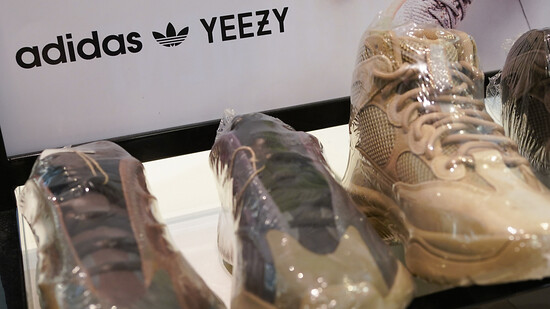 Die Kündigung der lukrativen Yeezy-Partnerschaft mit dem Rapper/Designer Kanye West führt bei Adidas zu Umsatzausfällen. (Archivbild)