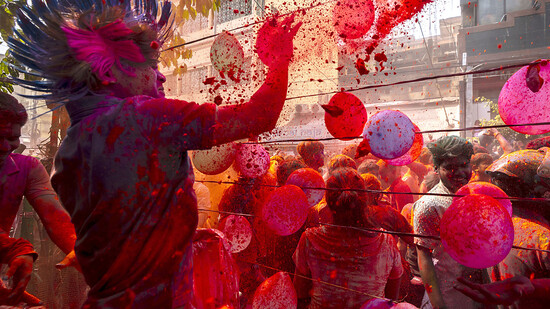 Millionen Inder feierten am Mittwoch das "Holi"-Fest, tanzten zum Takt der Trommeln, beschmierten sich gegenseitig mit grünen, gelben und roten Farben und tauschten Süßigkeiten in Häusern, Parks und Straßen aus. Foto: Anupam Nath/AP