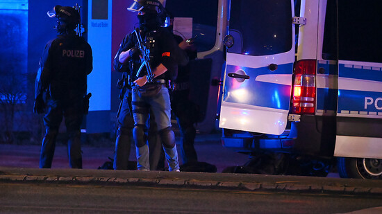 Polizisten in Spezialausrüstung sind in Hamburg im Einsatz. Foto: Jonas Walzberg/dpa