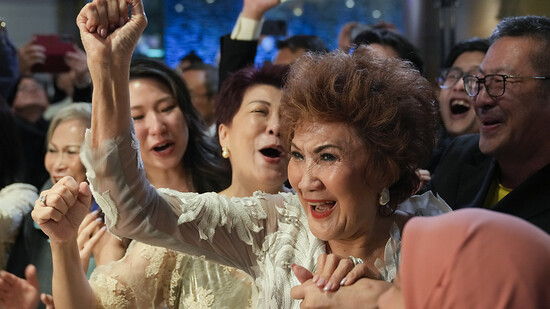 Datin Janet Yeoh feiert in Kuala Lumpur den Oscar-Gewinn ihrer Tochter. Foto: Vincent Thian/AP