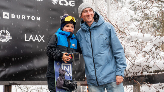 Strahlender Sieger: Der Bündner Freeski-Profi Andri Ragettli (rechts) posiert mit einem Gewinner im Snowboard-Wettbewerb.