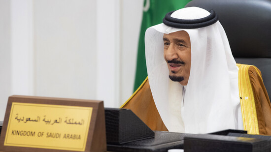 ARCHIV - Salman, König von Saudi-Arabien, spricht während seiner Teilnahme am G20-Gipfel per Videokonferenz. König Salman hat Irans Präsidenten Ebrahim Raisi nach Angaben aus Teheran zu einem Staatsbesuch eingeladen. Foto: Bandar Aljaloud/Saudi Royal…