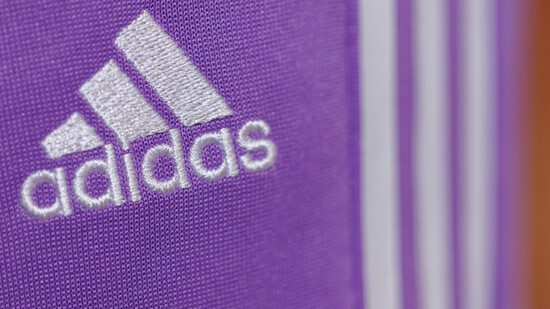 Adidas fürchtet beim Logo der Black Lives Matter Stiftung mit einer Verwechslungsgefahr mit den drei Adidas-Streifen. (Archivbild)