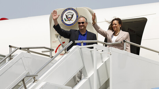 US-Vizepräsidentin Kamala Harris und ihr Ehemann Douglas Emhoff winken beim Abflug von Accra in Ghana nach Dar Es Salaam in Tansania. Foto: Misper Apawu/AP/dpa