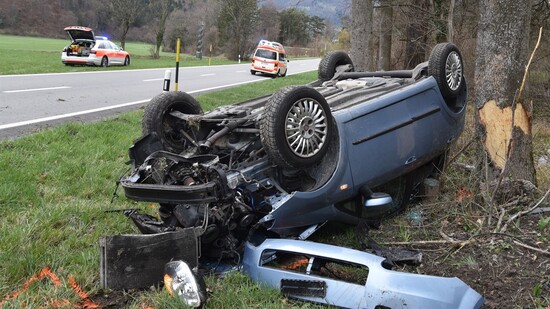 Selbstunfall: Autofahrer verliert Kontrolle über sein Auto und wird von einem Baum gestoppt. 
