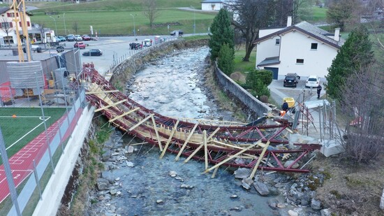 Einsturz: Aus bisher unbekannten Gründen stürzte am Dienstag in Poschiavo eine Brücke ein und verletzte dabei vier Arbeiter. 