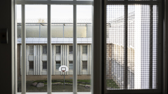 6445 Menschen sassen Ende Januar 2023 hinter Gittern: Blick aus einem Fenster im Gefängnis Pfäffikon ZH. (Archivbild