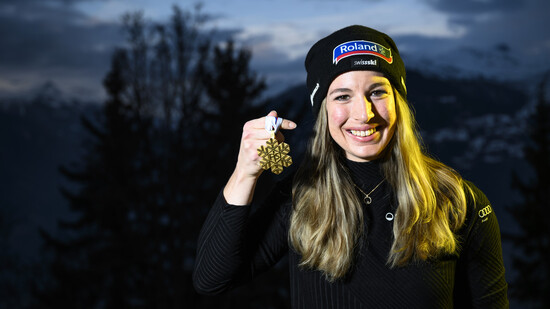 Strahlende Abfahrts-Weltmeisterin: Skirennfahrerin Jasmine Flury präsentiert ihre Godmedaille.